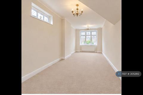 5 bedroom semi-detached house to rent, Roxy Avenue, Chadwell Heath, RM6