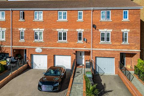 4 bedroom townhouse for sale, Fenners Marsh, Gravesend, DA12 2JH