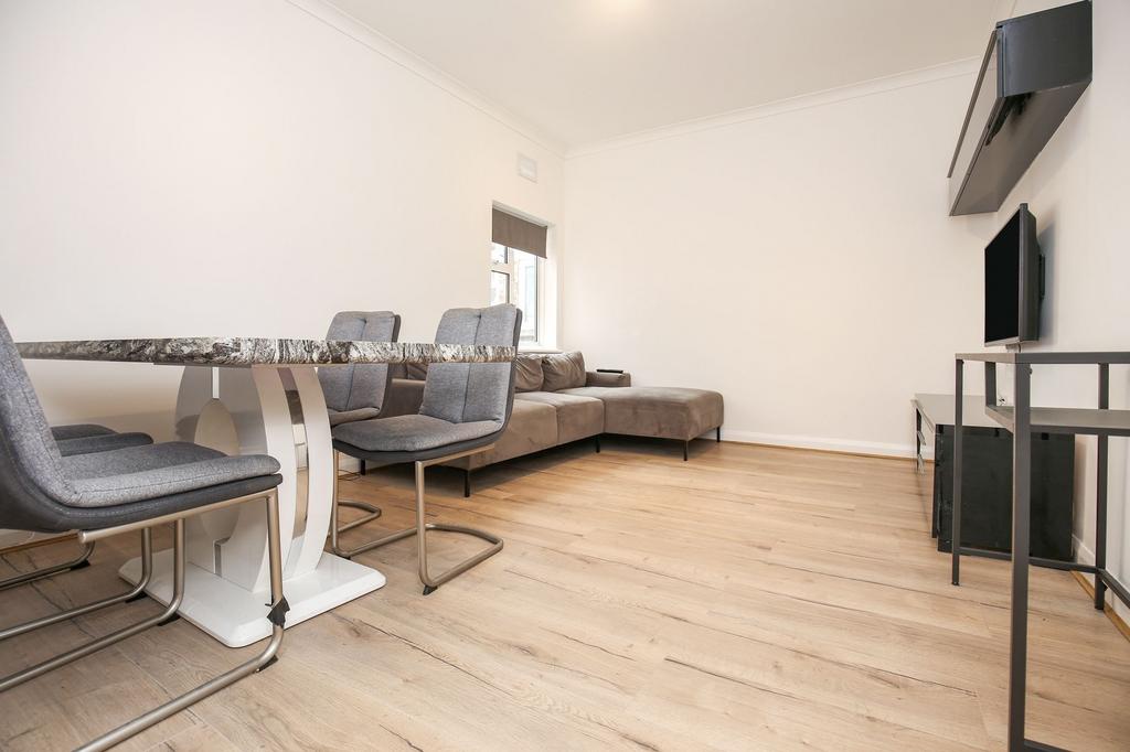 Apartment in Romford - View 2