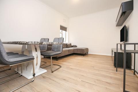 2 bedroom flat to rent, High Road, Romford RM6