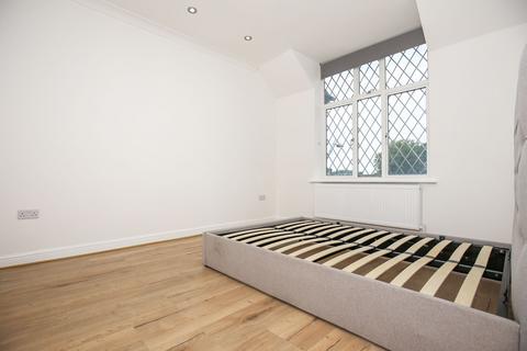 2 bedroom flat to rent, High Road, Romford RM6