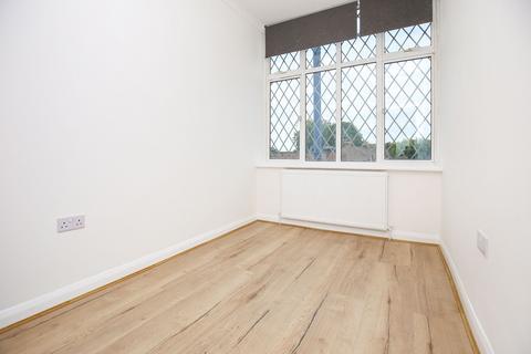 2 bedroom flat to rent, High Road, Romford RM6