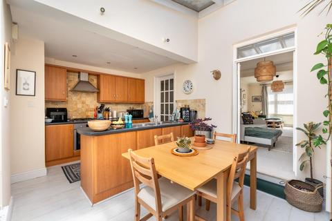 2 bedroom terraced house for sale, Martyr Road, Guildford