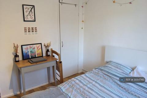 4 bedroom flat to rent, Gurney House, London, E2