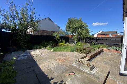 3 bedroom house to rent, Swinnow Close, Leeds LS13