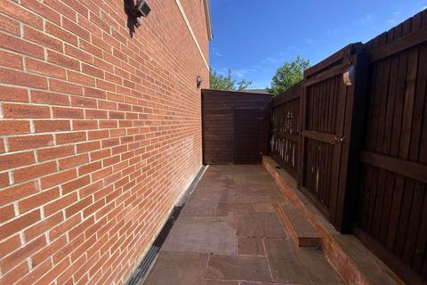 3 bedroom house to rent, Swinnow Close, Leeds LS13