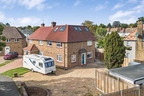 4 bedroom semi-detached house for sale, Culvers Way, Carshalton