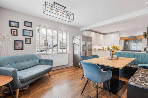 4 bedroom semi-detached house for sale, Culvers Way, Carshalton