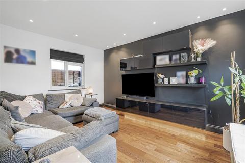 4 bedroom semi-detached house for sale, Culvers Way, Carshalton