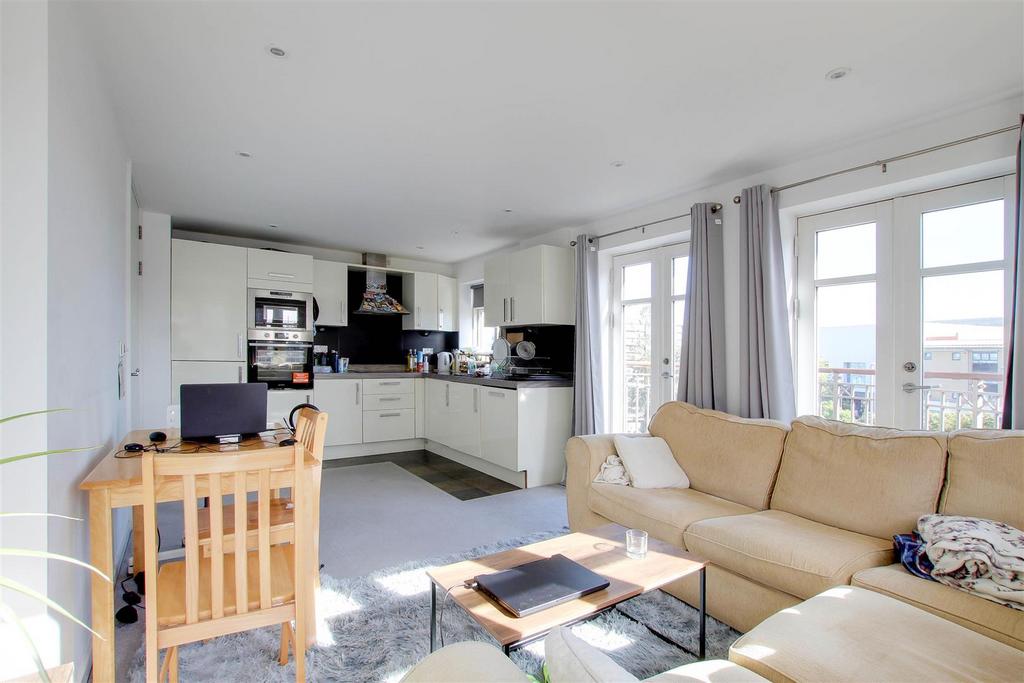 Apartment in Cambridge, Petersfield - View 2