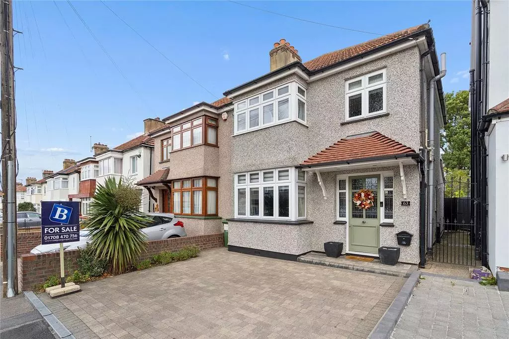 Hillcrest Road, Hornchurch, RM11 3 bed semi-detached house for