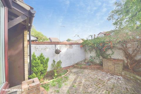 1 bedroom end of terrace house for sale, Fiennes Close, Dagenham, RM8