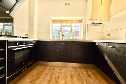2 bedroom flat for sale, Woodford Road, London, E18
