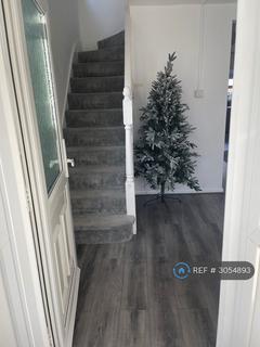 3 bedroom semi-detached house to rent, Dovedale Avenue, Ilford, IG5