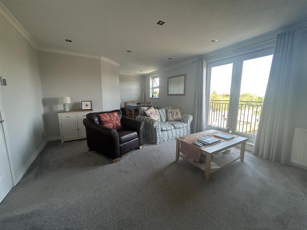 Apartment in Kingston Upon Thames - View 2