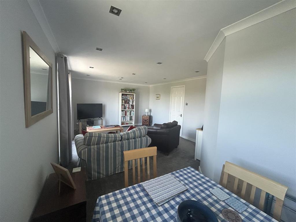 Apartment in Kingston Upon Thames - View 3