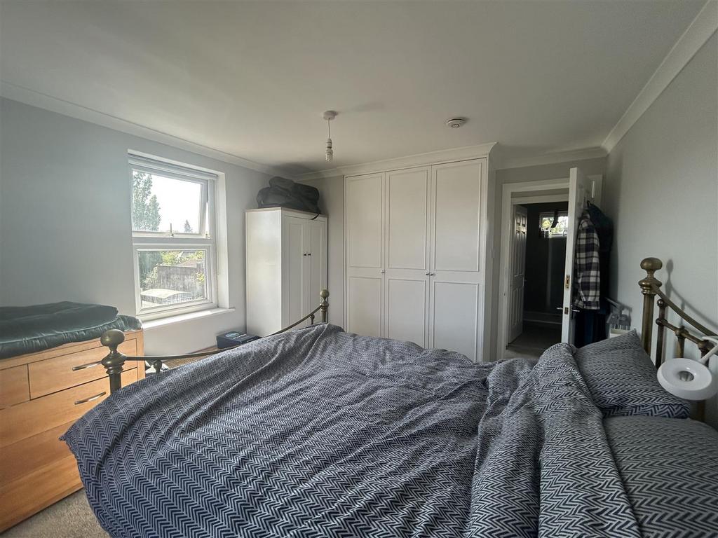 Apartment in Kingston Upon Thames - View 4