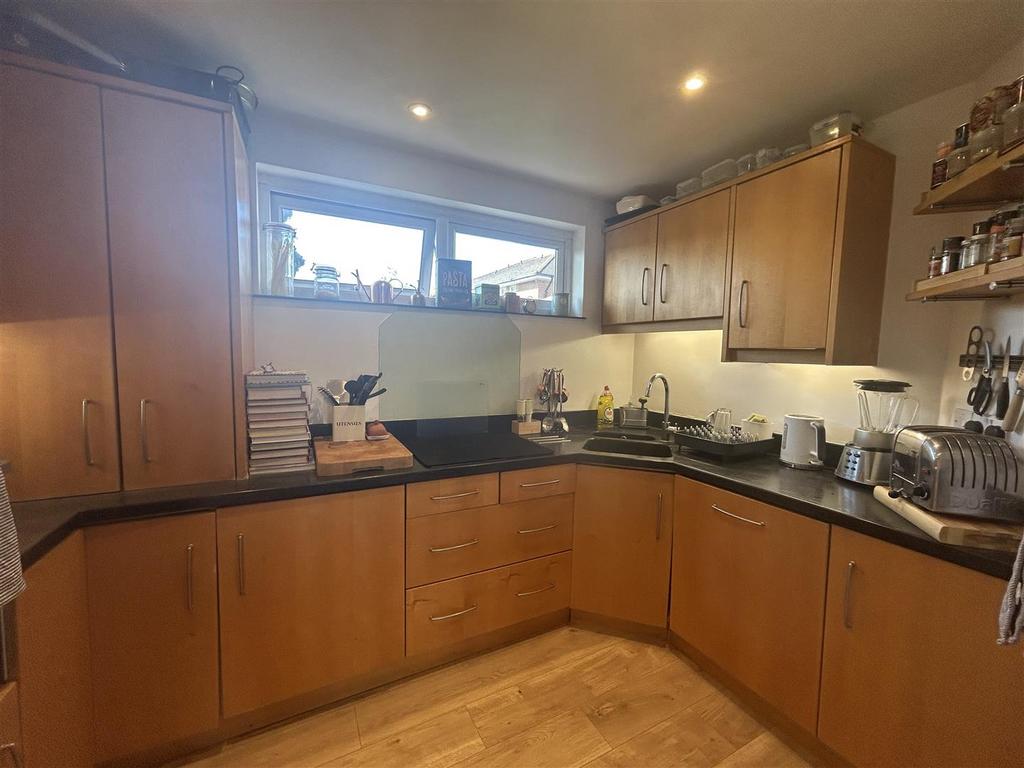 Apartment in Kingston Upon Thames - View 5