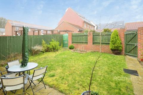 3 bedroom terraced house to rent, Pheasant View, Bracknell, RG12