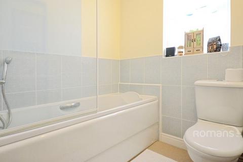 3 bedroom terraced house to rent, Pheasant View, Bracknell, RG12