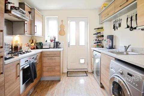 3 bedroom terraced house to rent, Pheasant View, Bracknell, RG12