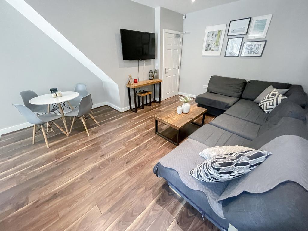 House in L6 6DD - More