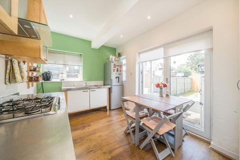 3 bedroom flat to rent, Chatham Road, Kingston Upon Thames KT1