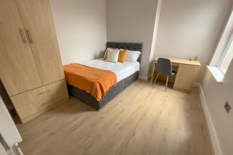 1 bedroom in a house share to rent, Sheil Road, L6 3AB,
