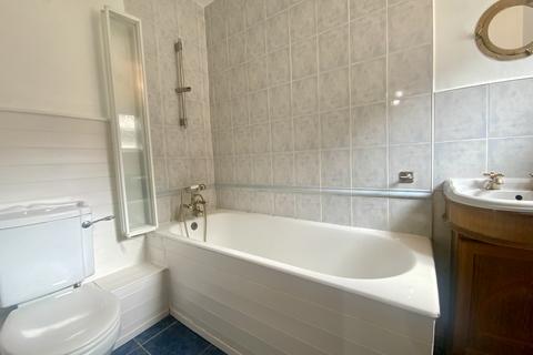 1 bedroom flat to rent, Hook Road, Epsom KT19