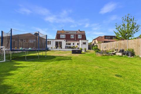 5 bedroom detached house for sale, Park Avenue, Wraysbury, Berkshire, TW19