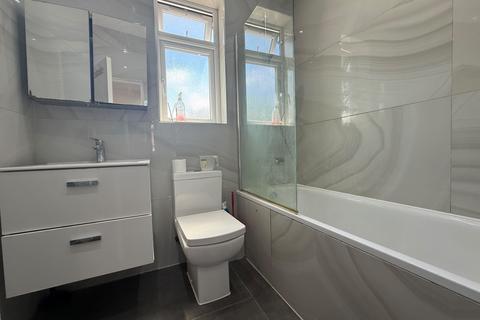 2 bedroom flat to rent, 68, GREENLAND CRESCENT, UB2