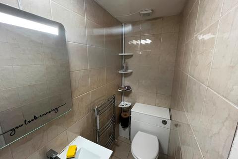 2 bedroom house to rent, Princes Road, ROMFORD, RM1
