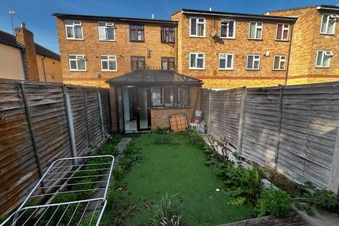 2 bedroom house to rent, Princes Road, ROMFORD, RM1