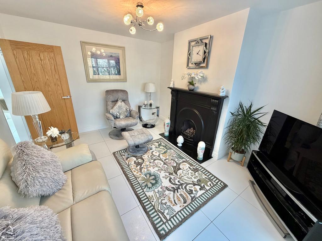 House in Gedling, Nottinghamshire - View 3