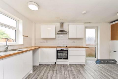 3 bedroom end of terrace house to rent, Glastonbury Road, Corby, NN18