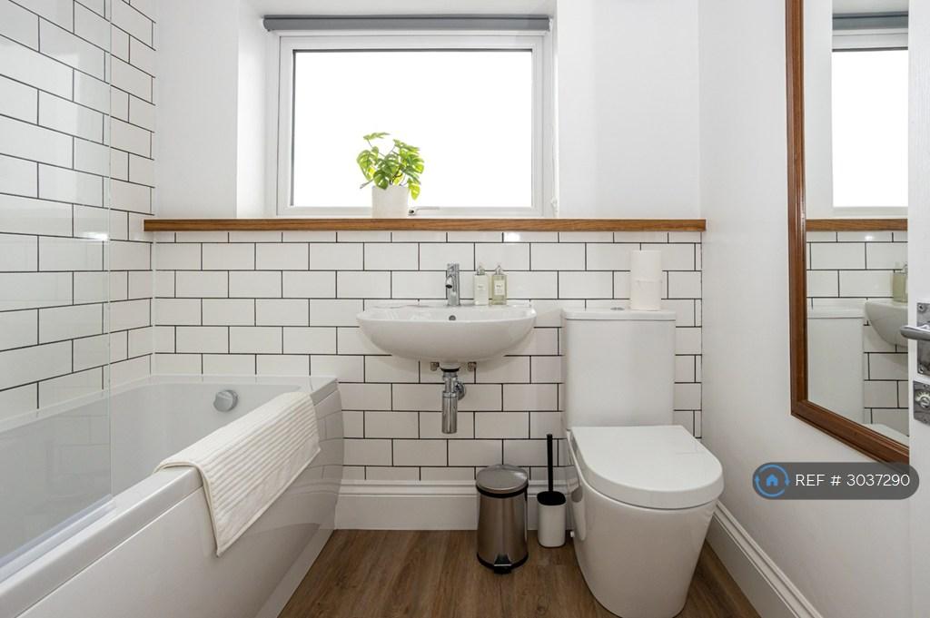 House in Salford, Greater Manchester - View 4