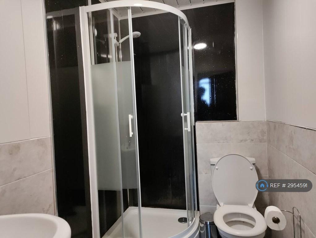 Apartment in Salford, Greater Manchester - View 2