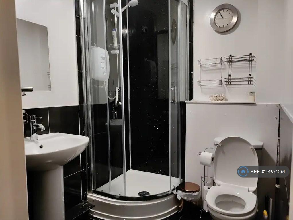 Apartment in Salford, Greater Manchester - View 4