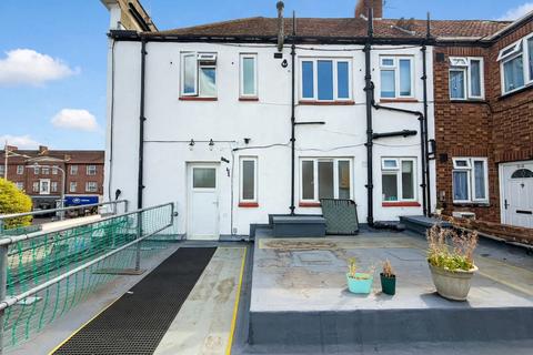2 bedroom flat to rent, High Street, Ilford, IG6