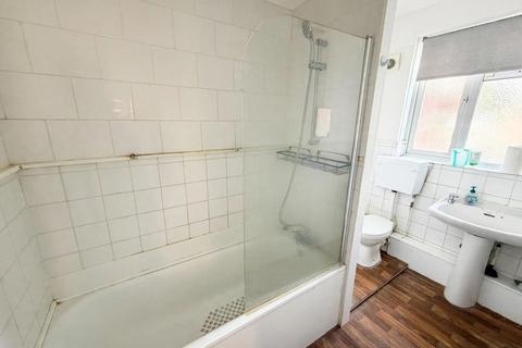 2 bedroom flat to rent, High Street, Ilford, IG6