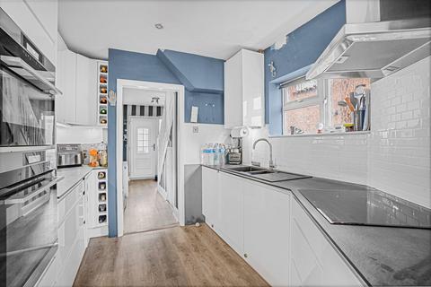 4 bedroom semi-detached house for sale, Lynegrove Avenue, Ashford, TW15