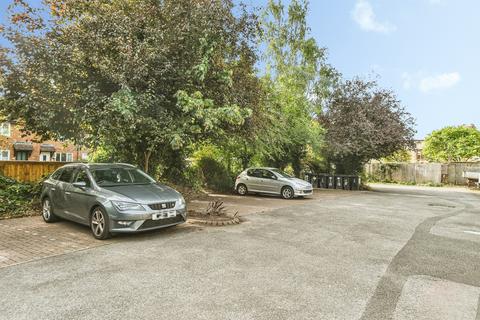 Studio for sale, Carman Close, Swindon