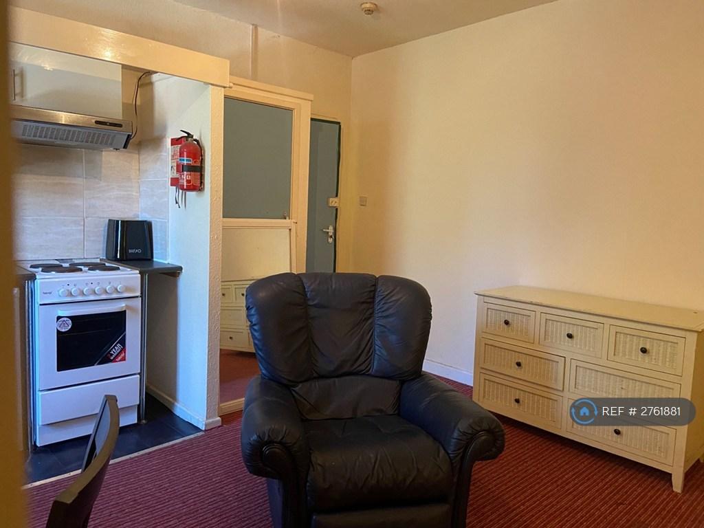 Apartment in Leeds, Beeston - View 3