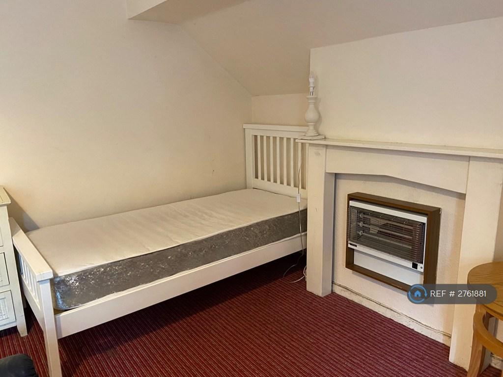 Apartment in Leeds, Beeston - View 4