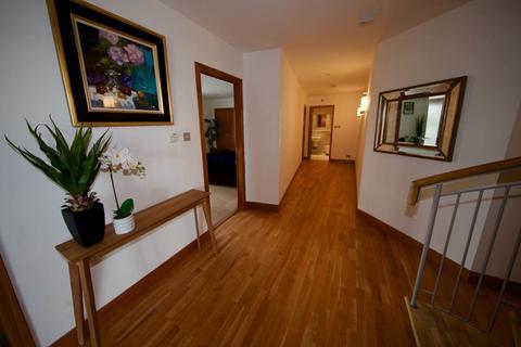 4 bedroom flat to rent, The Penthouse, Camperdown Street, Dundee