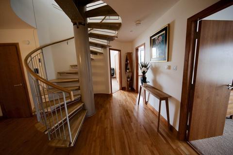 4 bedroom flat to rent, The Penthouse, Camperdown Street, Dundee