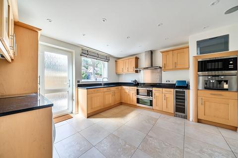2 bedroom ground floor maisonette for sale, Bishops Close, Richmond, TW10