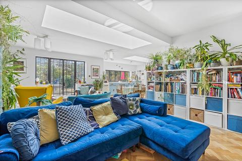4 bedroom semi-detached house for sale, Park Avenue, Staines-upon-Thames, TW18