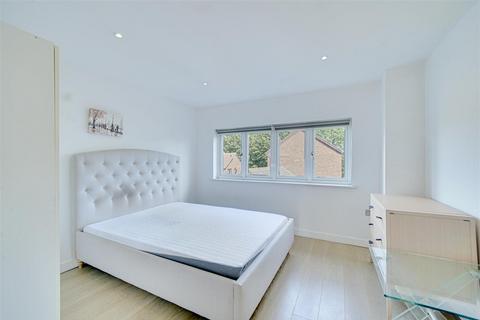 4 bedroom terraced house for sale, Columbine Avenue, London