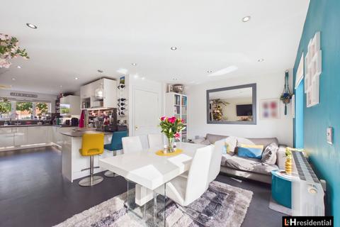 4 bedroom terraced house for sale, Lyndhurst Walk, Borehamwood WD6